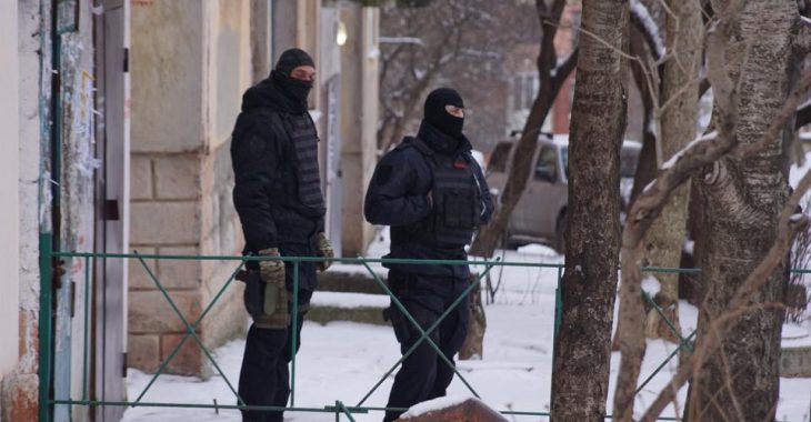 Під дверима квартири Курбедінова люди читали молитву (ВІДЕО) Під дверима квартири Курбедінова люди читали молитву (ВІДЕО)