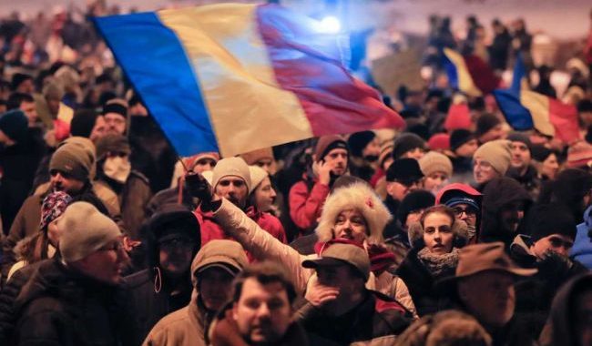 Десятки тисяч людей протестують проти масових амністій у Румунії Десятки тисяч людей протестують проти масових амністій у Румунії