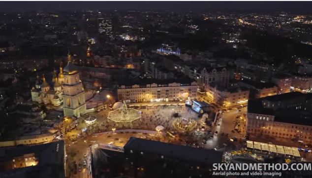 Нічний різдвяний Київ з висоти - ВІДЕО