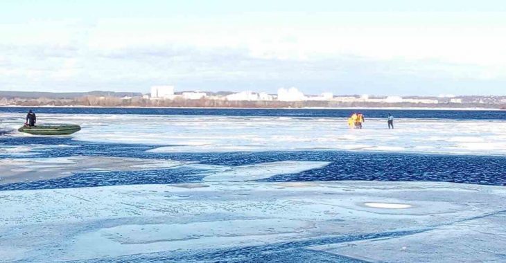 Як рятували 30 рибалок з крижини, що відірвалась від берега - ФОТО Як рятували 30 рибалок з крижини, що відірвалась від берега - ФОТО