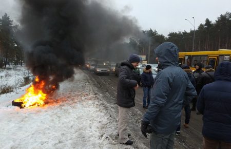 На в'їздах до Києва частково заблоковано рух, палають шини (ВІДЕО)