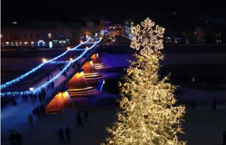 Вражаюче відео нічного різдвяного Ужгорода з висоти - ВІДЕО