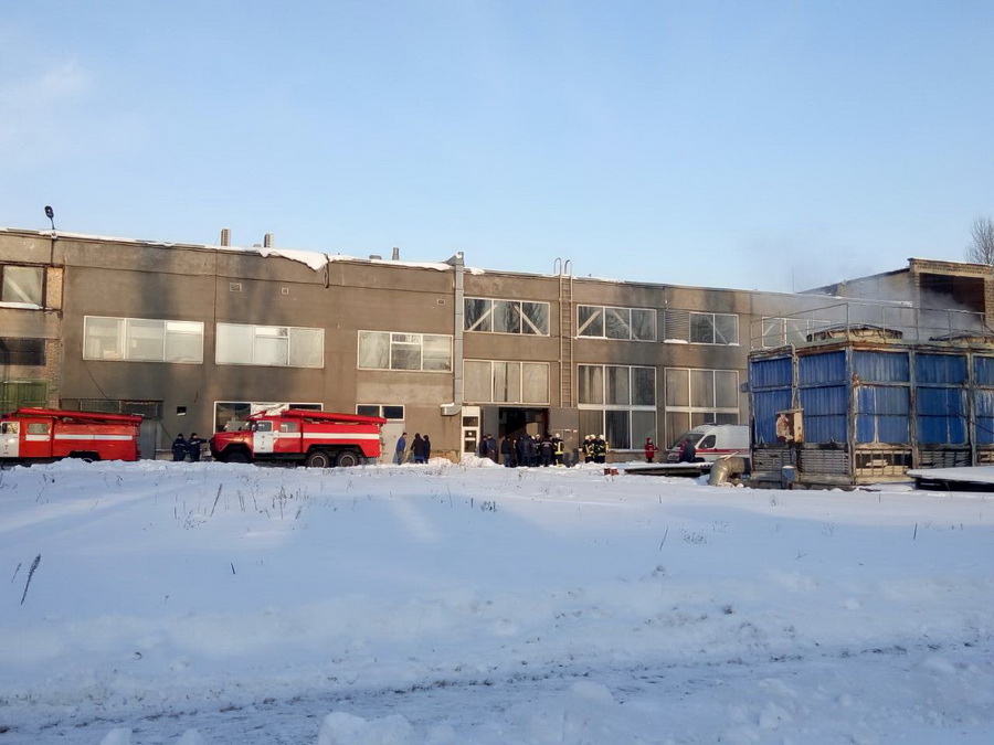 Пожежа на запорізькому заводі з переробки гуми: рятувальники попередили вибух (ВІДЕО)
