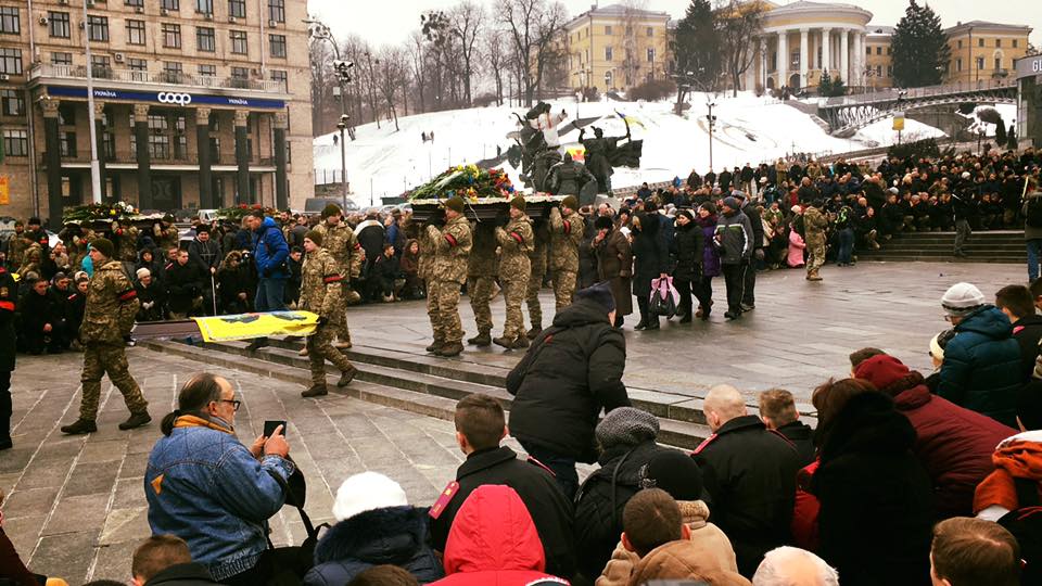 Київ на колінах прощався з героями — фото, відео