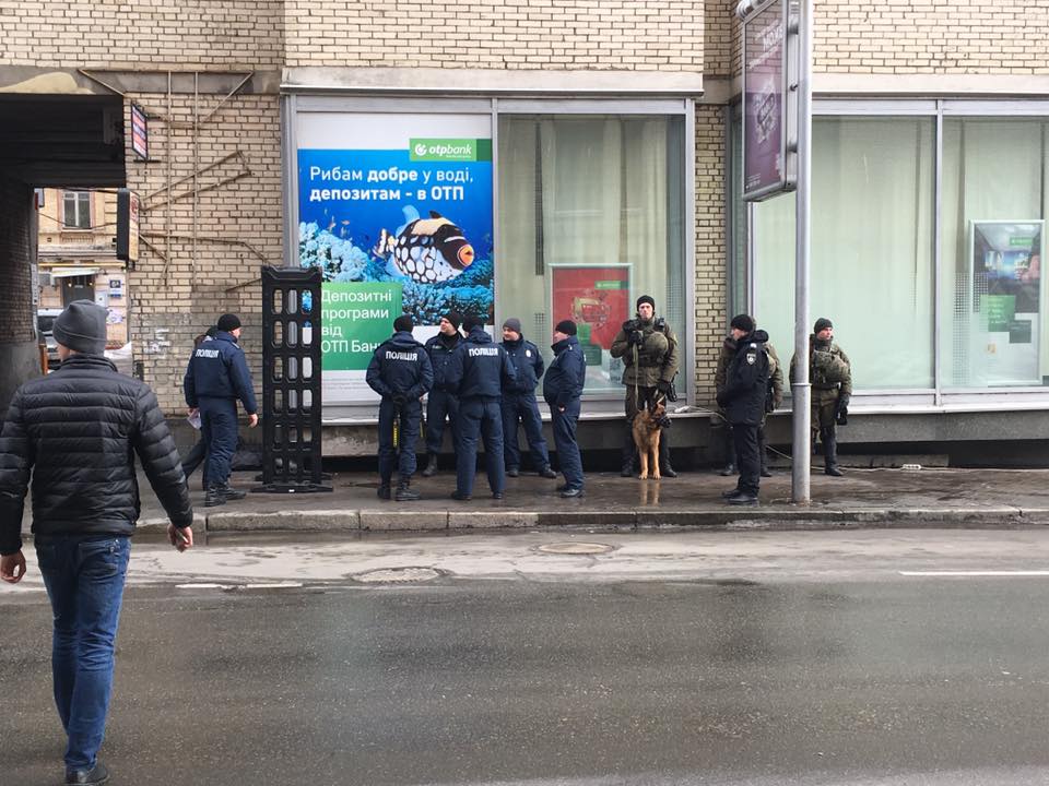 На Майдані поліція перевіряє усі авто через посилені заходи безпеки — відео, фото