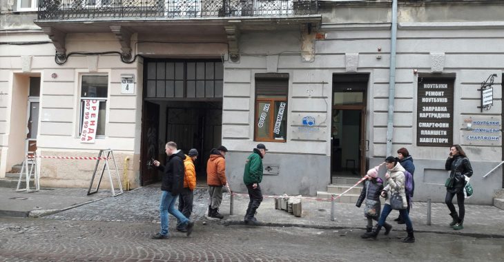 У Львові шмат балкону ледь не впав на дівчину (ФОТО) У Львові шмат балкону ледь не впав на дівчину (ФОТО)