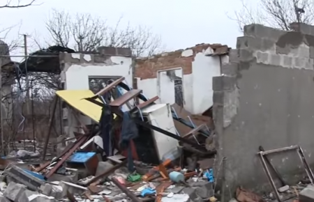 Українські військові показали розбиті бойовиками будинки у Водяному (ВІДЕО)