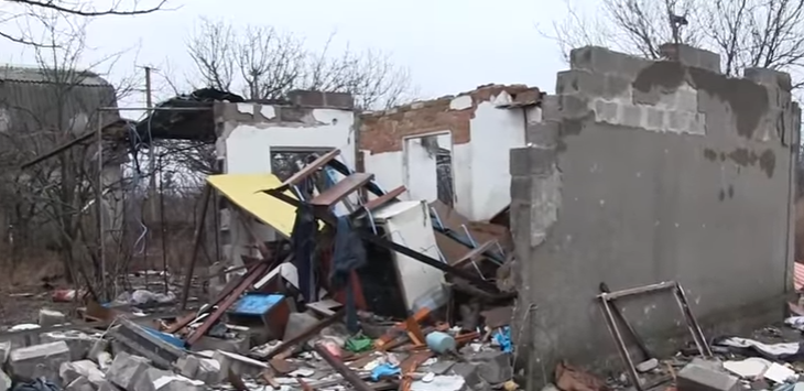 Українські військові показали розбиті бойовиками будинки у Водяному (ВІДЕО) Українські військові показали розбиті бойовиками будинки у Водяному (ВІДЕО)