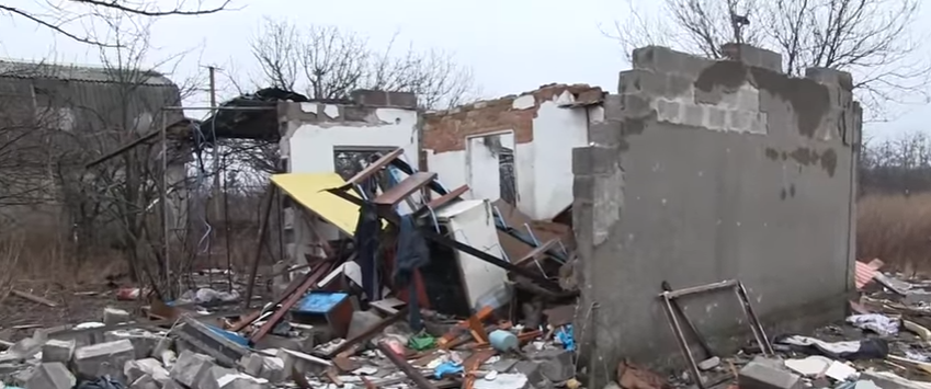 Українські військові показали розбиті бойовиками будинки у Водяному (ВІДЕО)