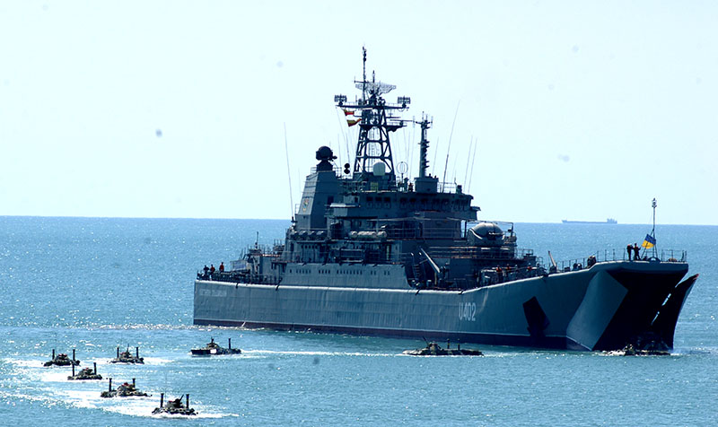 Залишені у Криму українські кораблі розбирають на запчастини — командир ВМС