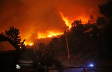 В Чилі намагаються побороти найгіршу лісову пожежу в історії — відео