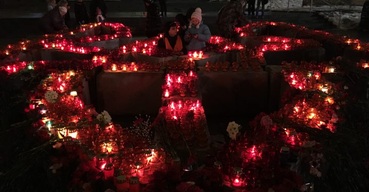 Кияни несуть квіти на місця загибелі майданівців Кияни несуть квіти на місця загибелі майданівців