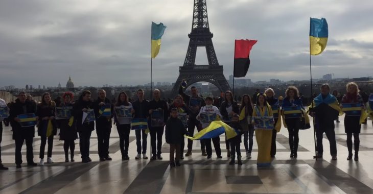 Як у Парижі вийшли на підтримку боротьби проти анексії Криму — відео Як у Парижі вийшли на підтримку боротьби проти анексії Криму — відео