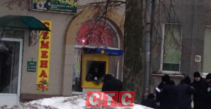 В Сумах грабіжник банкомату поранив в шию поліцейського (ФОТО) В Сумах грабіжник банкомату поранив в шию поліцейського (ФОТО)