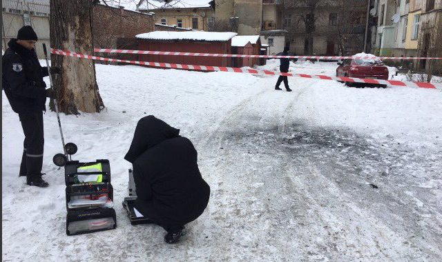 Львів: у подвір'я багатоповерхівки кинули гранату Львів: у подвір'я багатоповерхівки кинули гранату