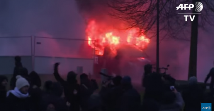 В передмісті Парижу протестували проти свавілля поліції (ВІДЕО) В передмісті Парижу протестували проти свавілля поліції (ВІДЕО)