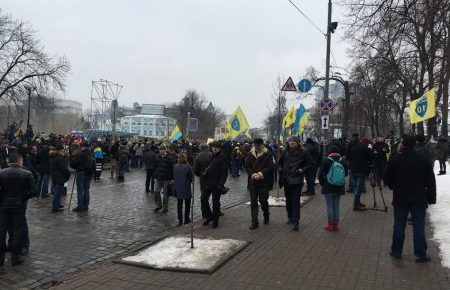 Люди продовжують прибувати на Майдан для вшанування пам'яті загиблих — фото, відео