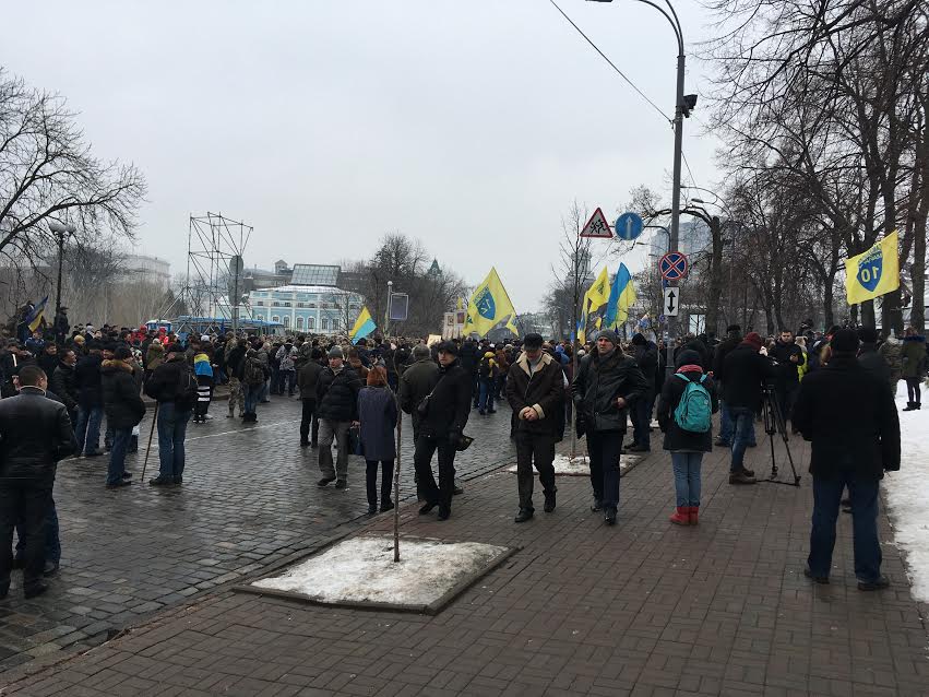 Люди продовжують прибувати на Майдан для вшанування пам'яті загиблих — фото, відео