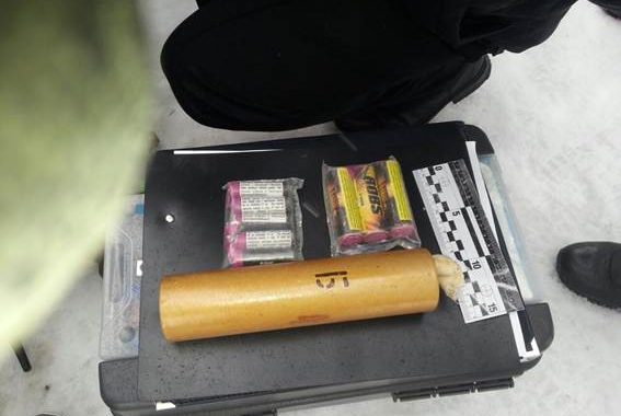 У Києві на Грушевського затримали підлітка з вибуховим пакетом - поліція У Києві на Грушевського затримали підлітка з вибуховим пакетом - поліція