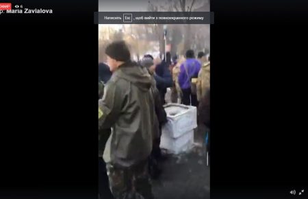 ОУН проводить на Майдані «Марш недовіри», чутно вибухи та пішов газ — відео