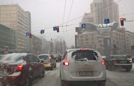 Через сніг у Києві зранку 10-бальні пробки (Карта заторів, ФОТО)