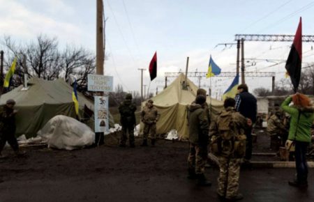 Поліція затримала 37 людей, які напали на учасників блокади на Донбасі — відео