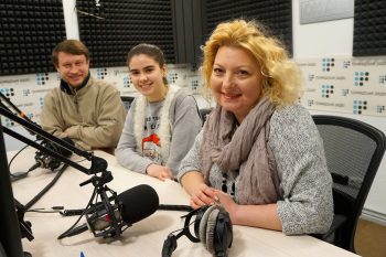 Стены студии дрожат от пения солистки хора, победившего на «Гран-при наций» Стены студии дрожат от пения солистки хора, победившего на «Гран-при наций»