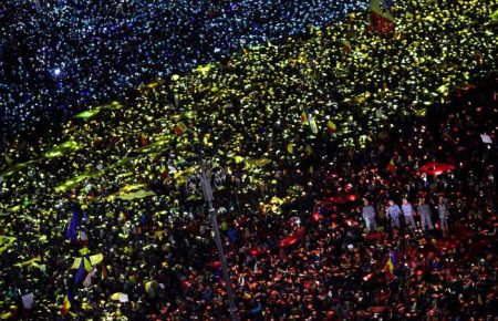У Румунії знову протестують проти уряду — десятки тисяч людей вийшли на вулиці