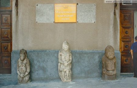 Які особливі експонати зберігаються в Маріупольському музеї народного побуту