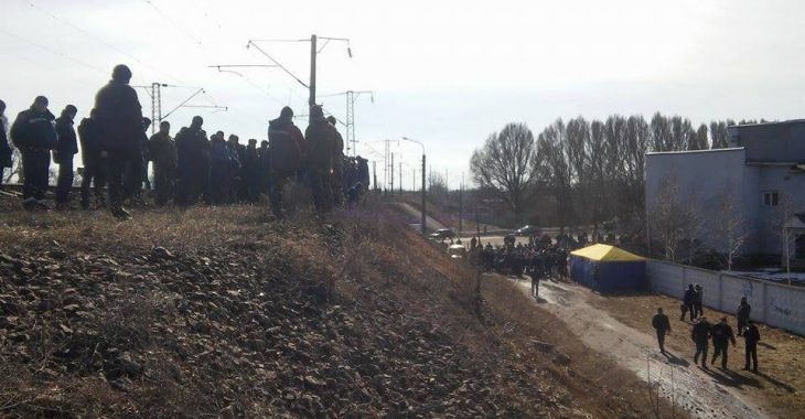 На місці блокади в Конотопі вздовж колії — кордон поліції На місці блокади в Конотопі вздовж колії — кордон поліції