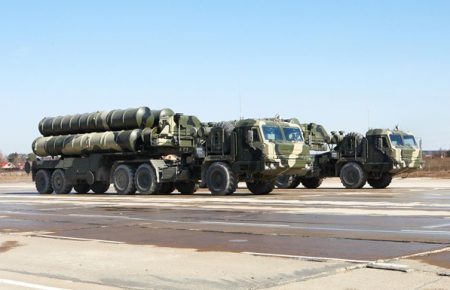Російське Міноборони збирається завезти до Криму зенітно-ракетний полк С-400
