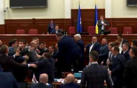 Депутати Київради побилися під час обговорення обвалу на Шулявському мосту