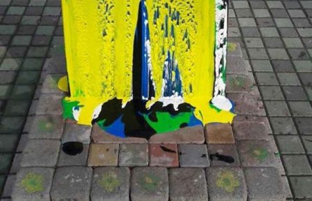 В київському парку вандали понівечили пам'ятник героям АТО
