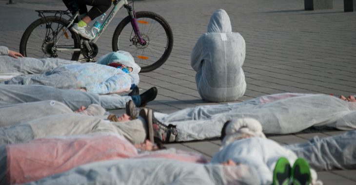 Активісти влаштували лежачий флешмоб проти засилля автомобілів — фоторепортаж Активісти влаштували лежачий флешмоб проти засилля автомобілів — фоторепортаж