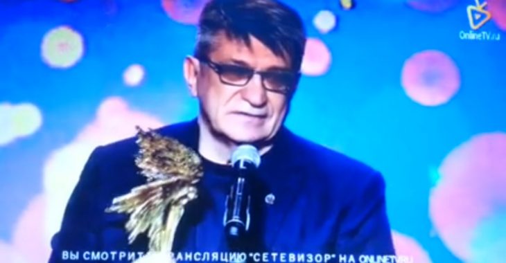 Російський режисер під час отримання нагороди закликав звільнити Сенцова — відео Російський режисер під час отримання нагороди закликав звільнити Сенцова — відео