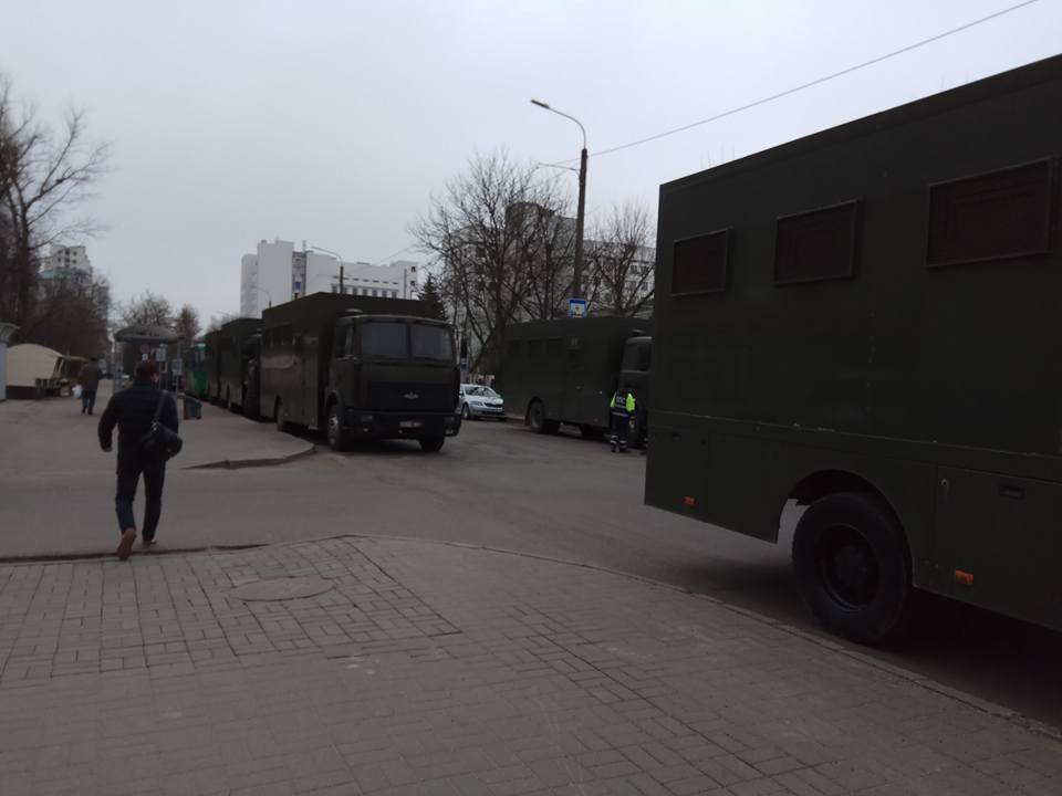 Рух перекрито, на вулицях силовики, - в Мінську готуються до акції протесту ФОТО