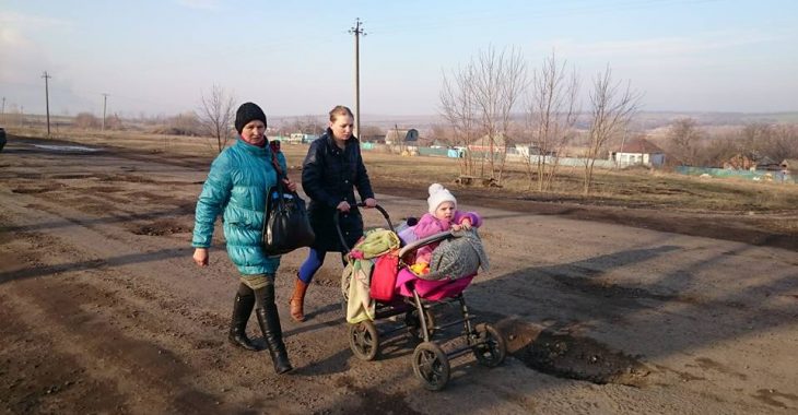 «Хто на машинах, хто пішки» - журналіст показав евакуацію з Балаклії (ФОТО) «Хто на машинах, хто пішки» - журналіст показав евакуацію з Балаклії (ФОТО)
