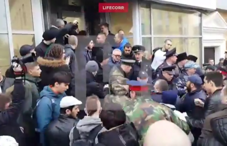 У Волгограді натовп накинувся на опозиціонера Навального (ВІДЕО)