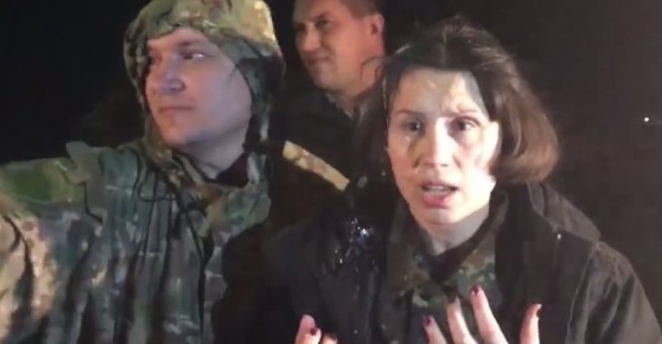 Учасники блокади торгівлі з ОРДЛО закидали Тетяну Чорновіл яйцями (ВІДЕО) Учасники блокади торгівлі з ОРДЛО закидали Тетяну Чорновіл яйцями (ВІДЕО)