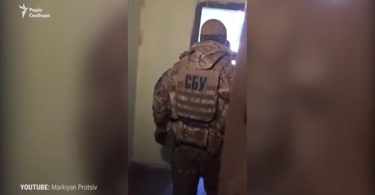 З'явилося відео, де силовики намагаються обшукати квартиру Юлії Марушевської З'явилося відео, де силовики намагаються обшукати квартиру Юлії Марушевської