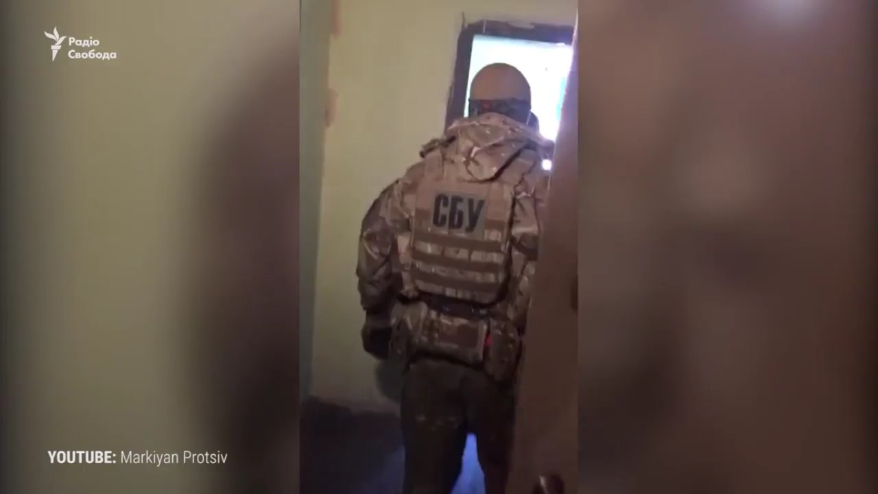 З'явилося відео, де силовики намагаються обшукати квартиру Юлії Марушевської