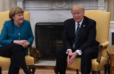Трамп відмовився потиснути руку Ангелі Меркель — відео