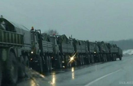 В РФ поблизу кордону з Україною зафіксували колону військової техніки (ВІДЕО)