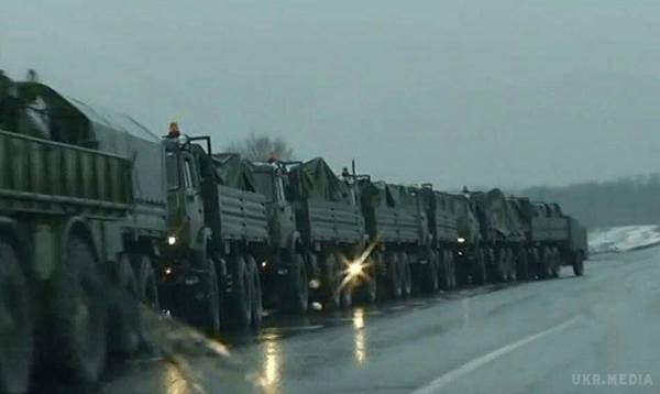 В РФ поблизу кордону з Україною зафіксували колону військової техніки (ВІДЕО)