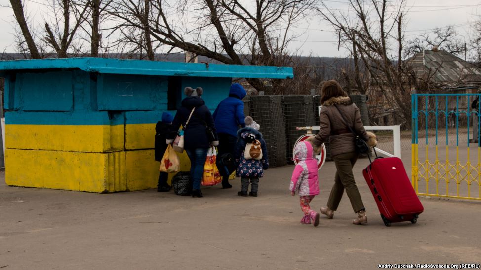 КПВВ «Станиця Луганська» щодня перетинають в 4 рази більше людей, ніж планувалося