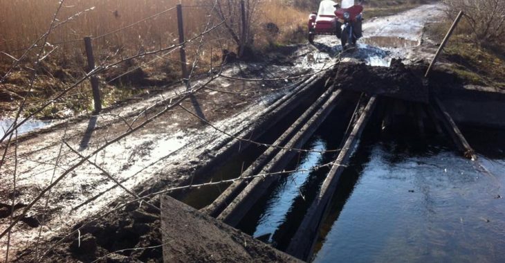 На Луганщині бойовики підірвали міст - заступник голови області (ФОТО) На Луганщині бойовики підірвали міст - заступник голови області (ФОТО)