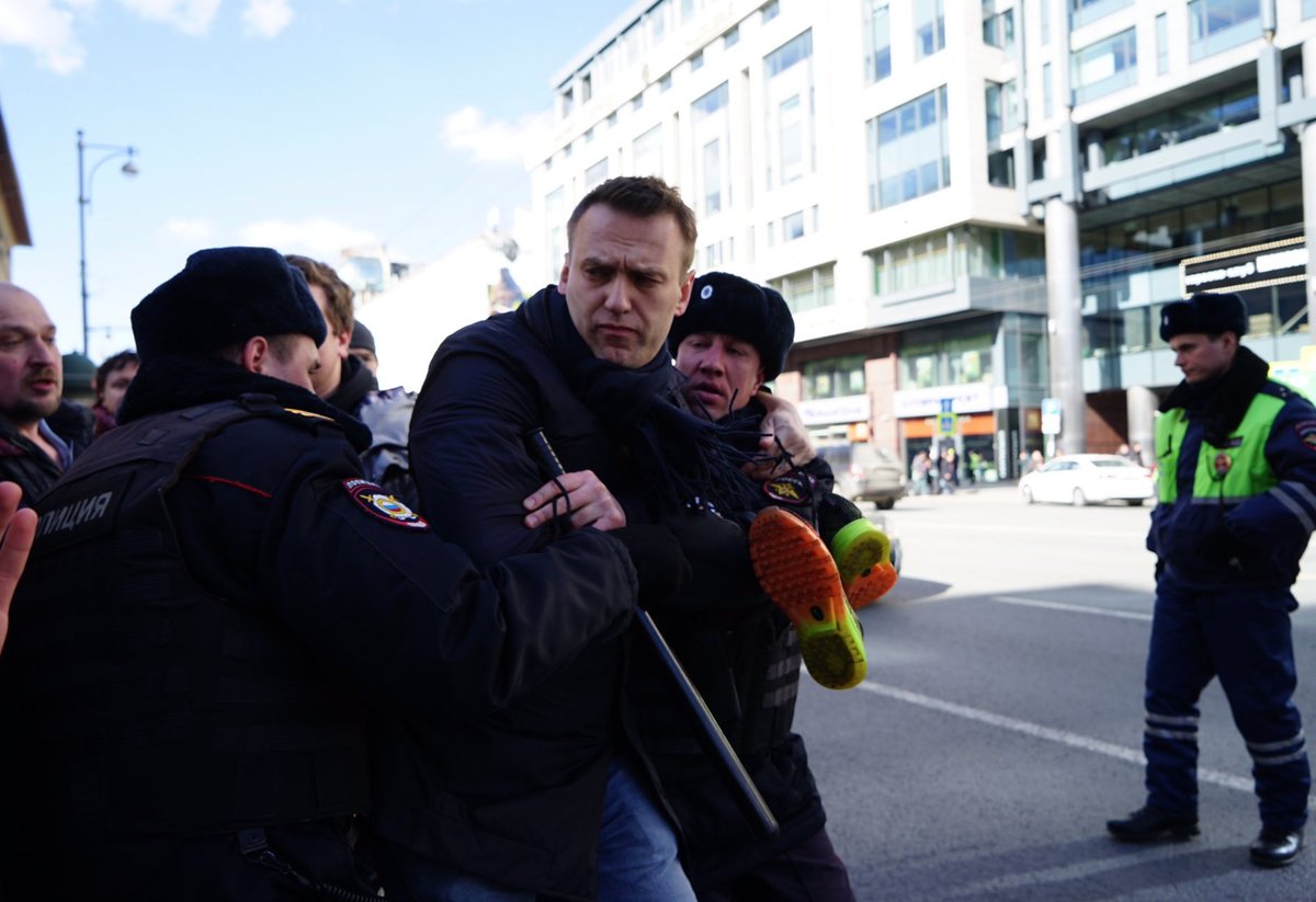 Постріли, димові шашки, погоні. Як в РФ затримували протестуючих(ВІДЕО)