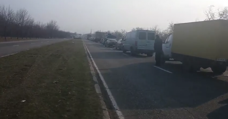 Правозахисники півтори години не могли потрапити до Маріуполя (ВІДЕО) Правозахисники півтори години не могли потрапити до Маріуполя (ВІДЕО)