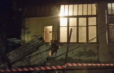 В Одесі обвалилась стіна будинку. Всередині залишились люди (ВІДЕО)