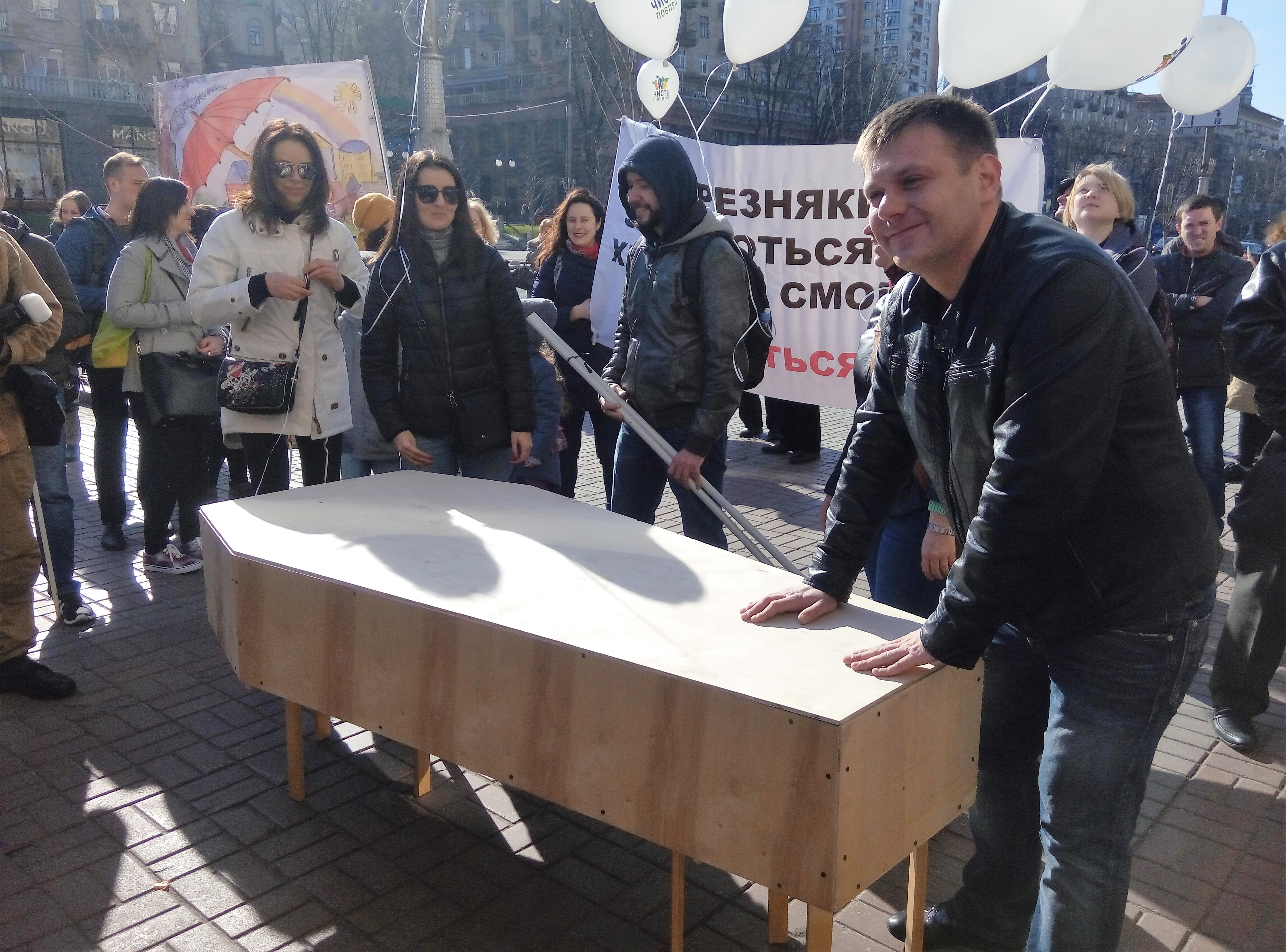 150 гривень за годину. Чому українці ходять на платні мітинги